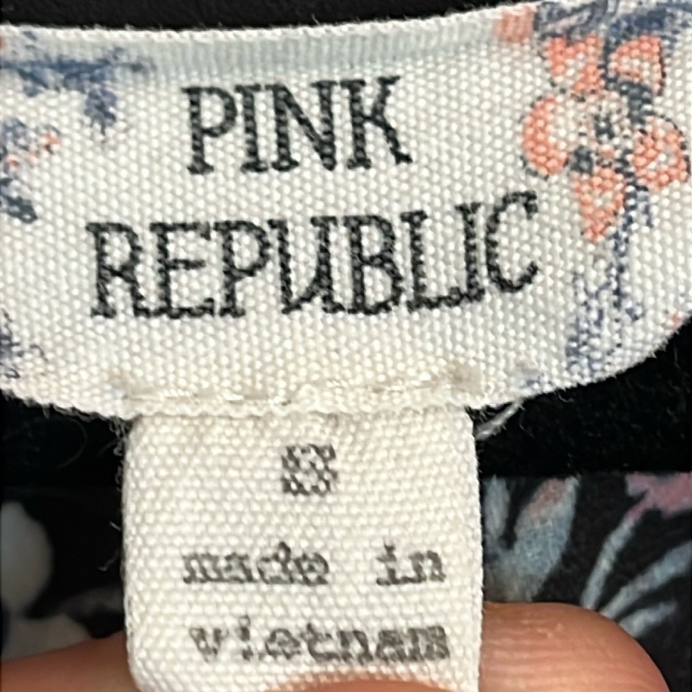 Pink Republic Rounded Neck Button Sleeve Blouse Size S - Picture 4 of 10